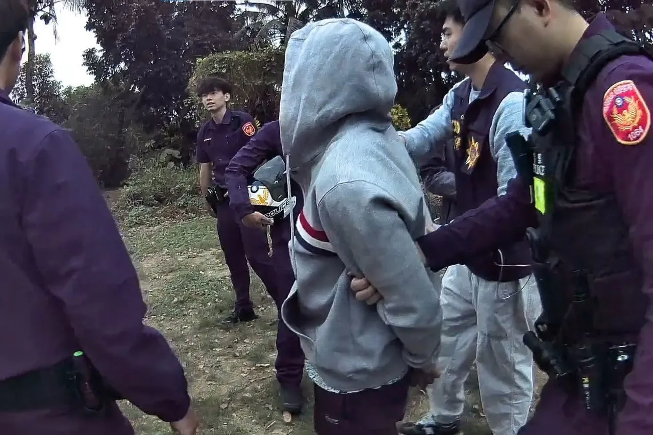 警方在草屯一处农场逮捕劫车的吕男。民众提供