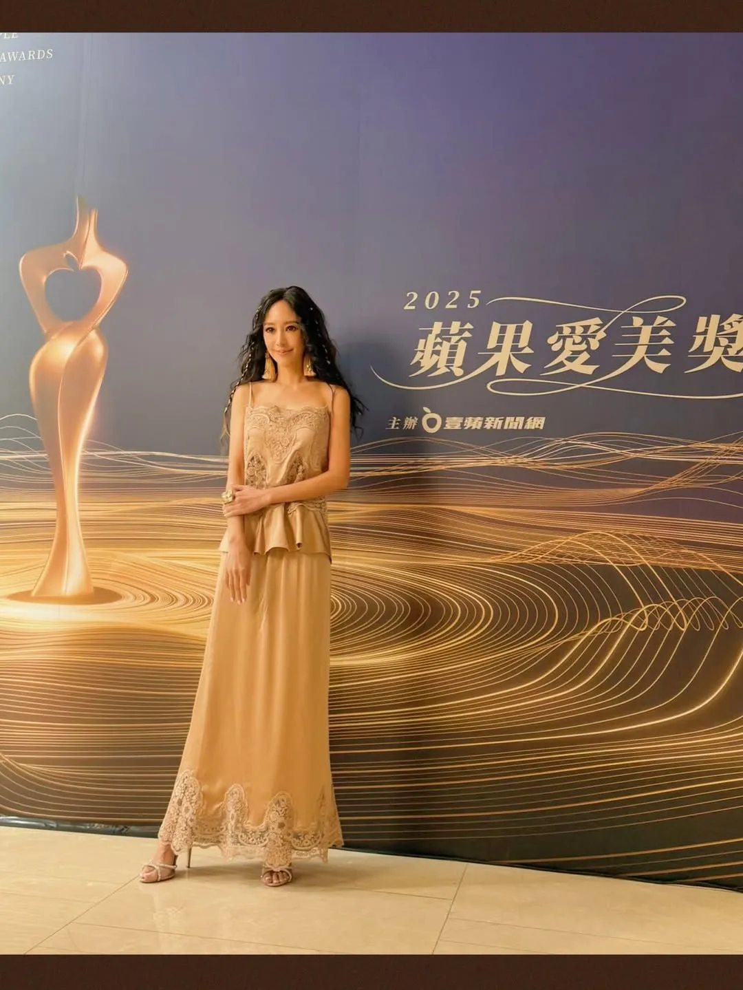 關穎以一襲膚金色刺繡禮服亮麗現身首屆「蘋果愛美獎」頒獎典禮。