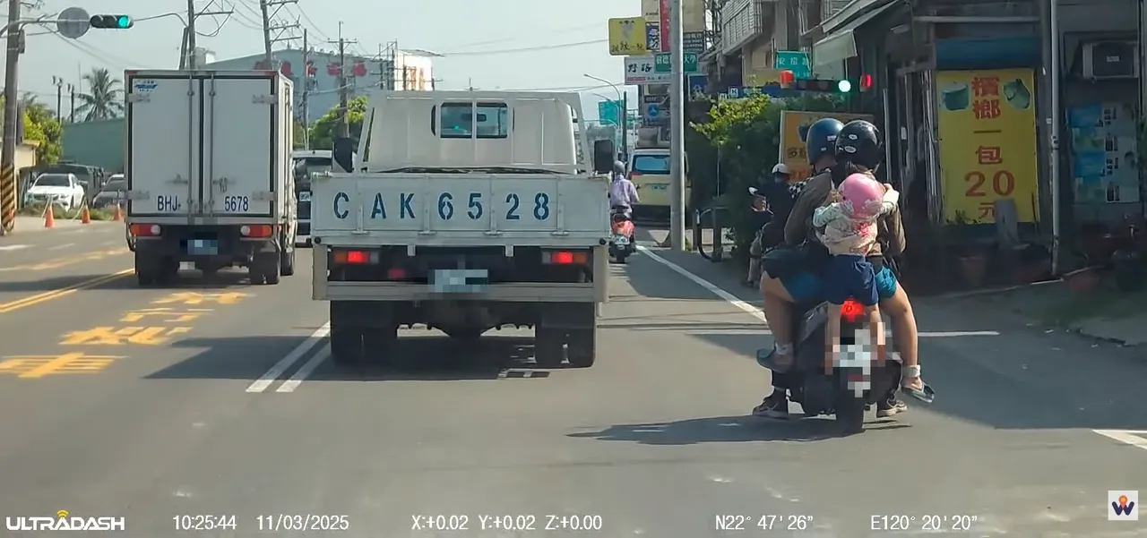 一对夫妻骑机车时竟将幼童以背巾悬挂在车尾，拍摄画面中幼童双腿悬空、场面怵目惊心。翻摄WoWtchout - 地图型行车影像分享平台YT