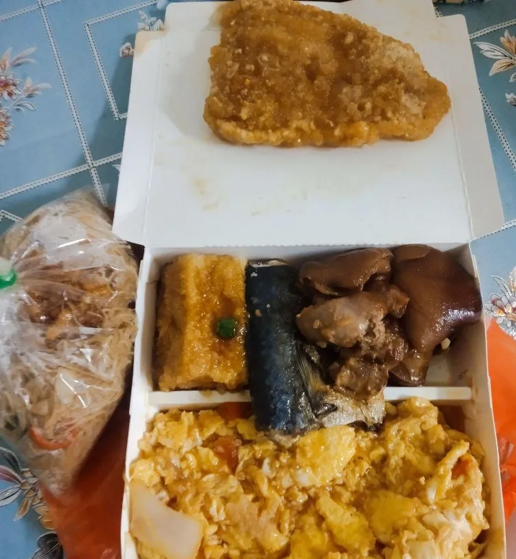 仔细看菜色有3种肉外，豆腐与炒蛋都是便宜食材。翻摄自爆废公社公开版