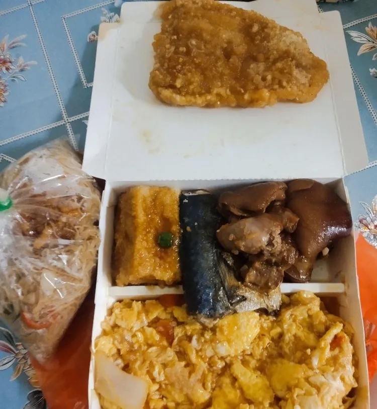 仔細看菜色有3種肉外，豆腐與炒蛋都是便宜食材。翻攝自爆廢公社公開版