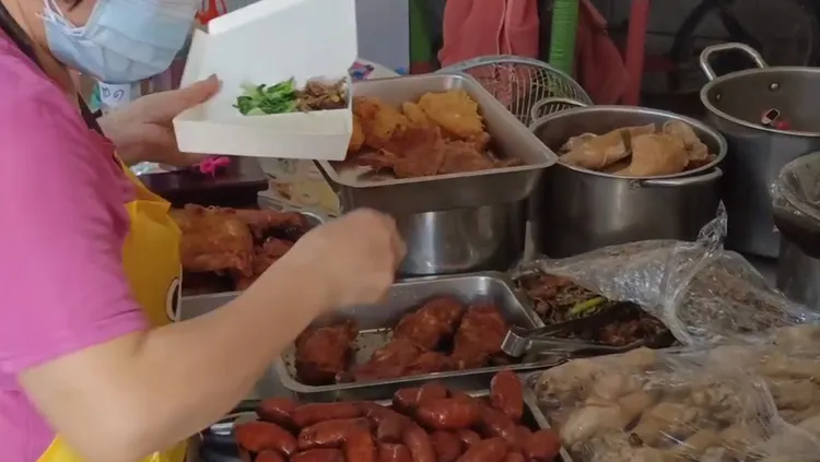 网友分享到高雄仁武购买自助餐，夹了3种肉没想到结帐要500元。资料照