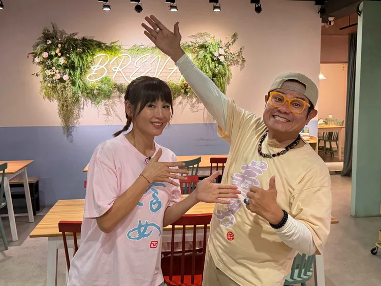 鄭仲茵（左）主持進步神速，許效舜大讚她：「沒問題了。」東森超視提供