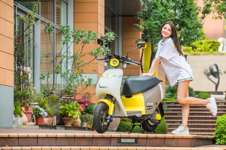 Ur2 plus以活潑色系與「微笑」造型細節強化品牌辨識度，前斜板造型能有效遮風擋雨，也更貼心照顧穿裙裝的女性騎士。業者提供