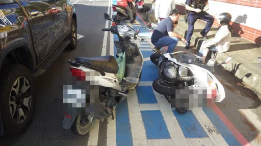 機車未打方向燈違規變換車道釀3車擦撞　女騎士摔傷還被開罰