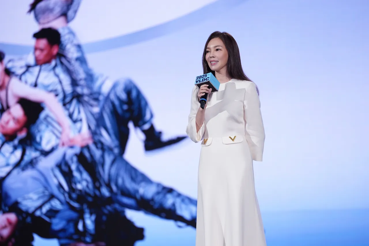 曾馨莹今日在铭馨杯舞蹈比赛谈到婆婆初永真，忍不住哽咽。摄影中心摄