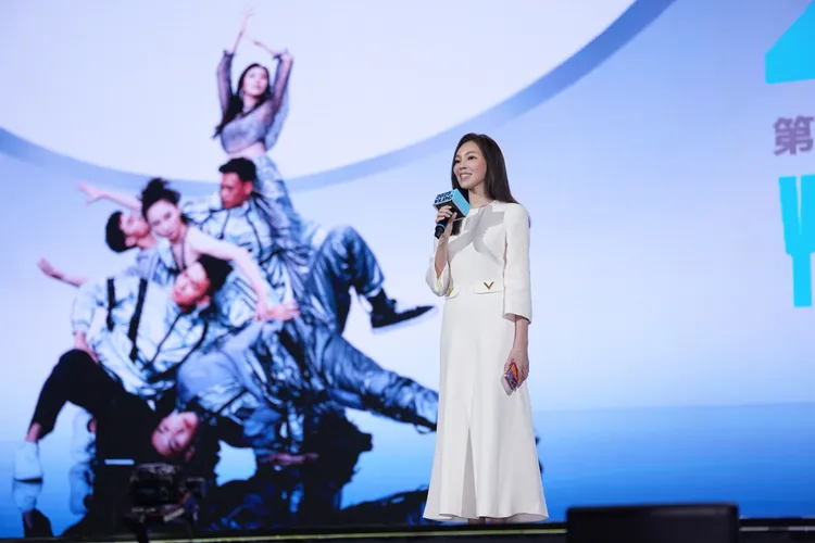 曾馨莹今日现身第三届永龄铭馨杯决赛，谈到日前离世的婆婆初永真，忍不住哽咽。摄影中心摄