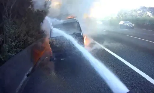 国道湖口路段火烧车　驾驶逃生无人员伤亡