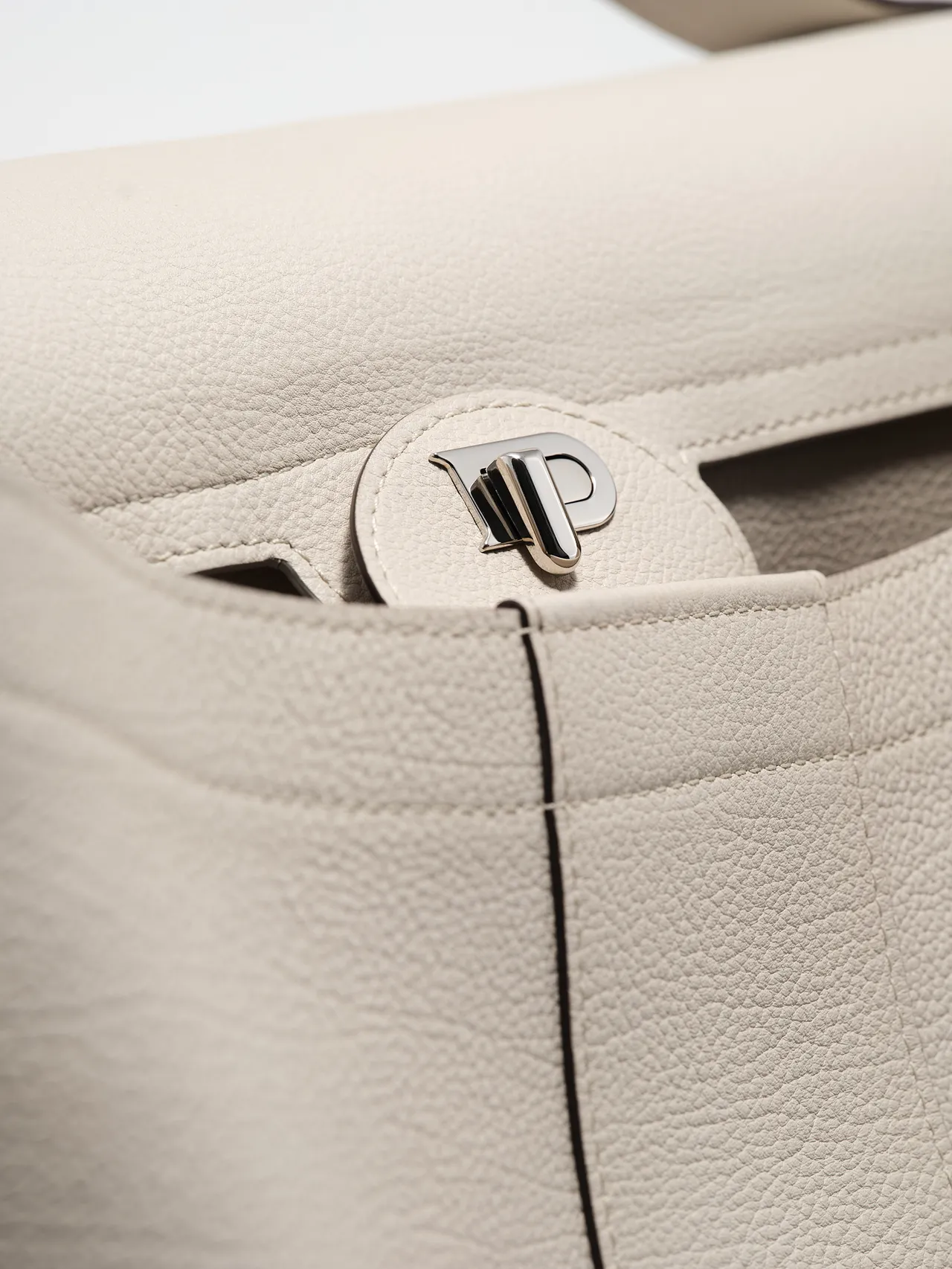 经典的D字扣设计也没有缺席。品牌提供