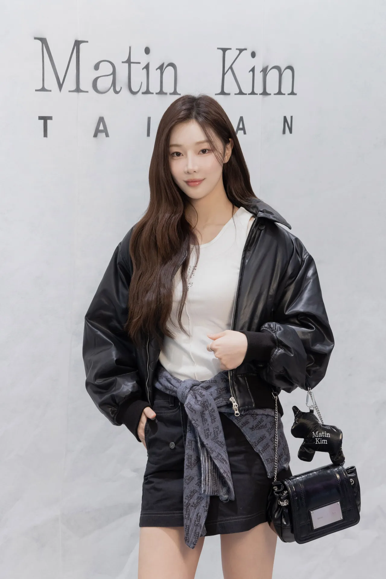 李时安以Matin Kim皮革羽绒夹克搭配牛仔裙。品牌提供