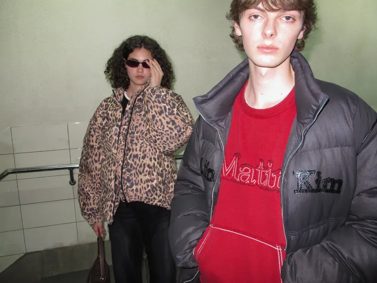 Matin Kim2025冬季系列延續品牌一貫的極簡線條與柔中帶剛的風格。品牌提供