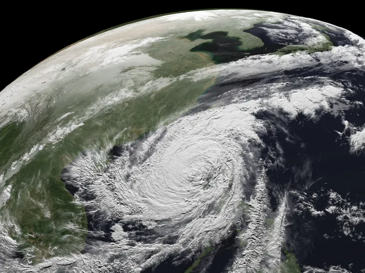 鳳凰將北轉逼近台灣，陸警範圍涵蓋中南部及花東。國家災害防救科技中心