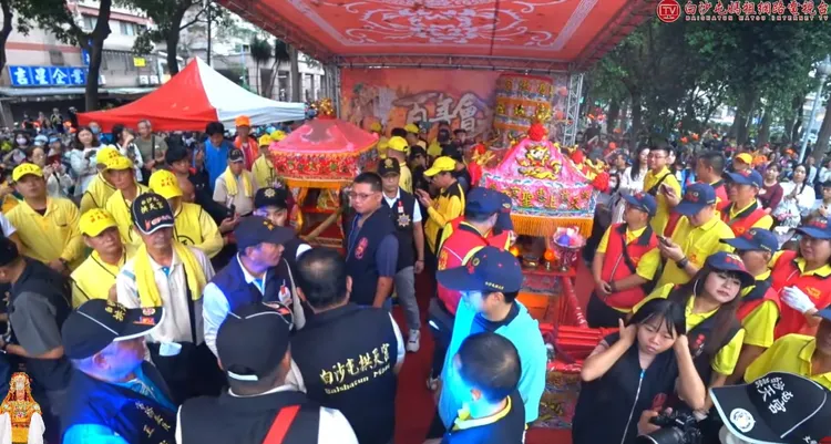 粉紅超跑短暫停駕華德公園前。翻攝自白沙屯媽祖網路電視台