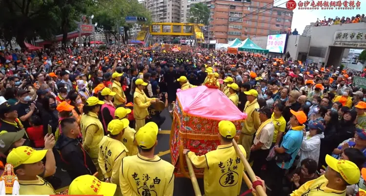 粉紅超跑進駕新北板橋，警方列隊接駕。翻攝自白沙屯媽祖網路電視台