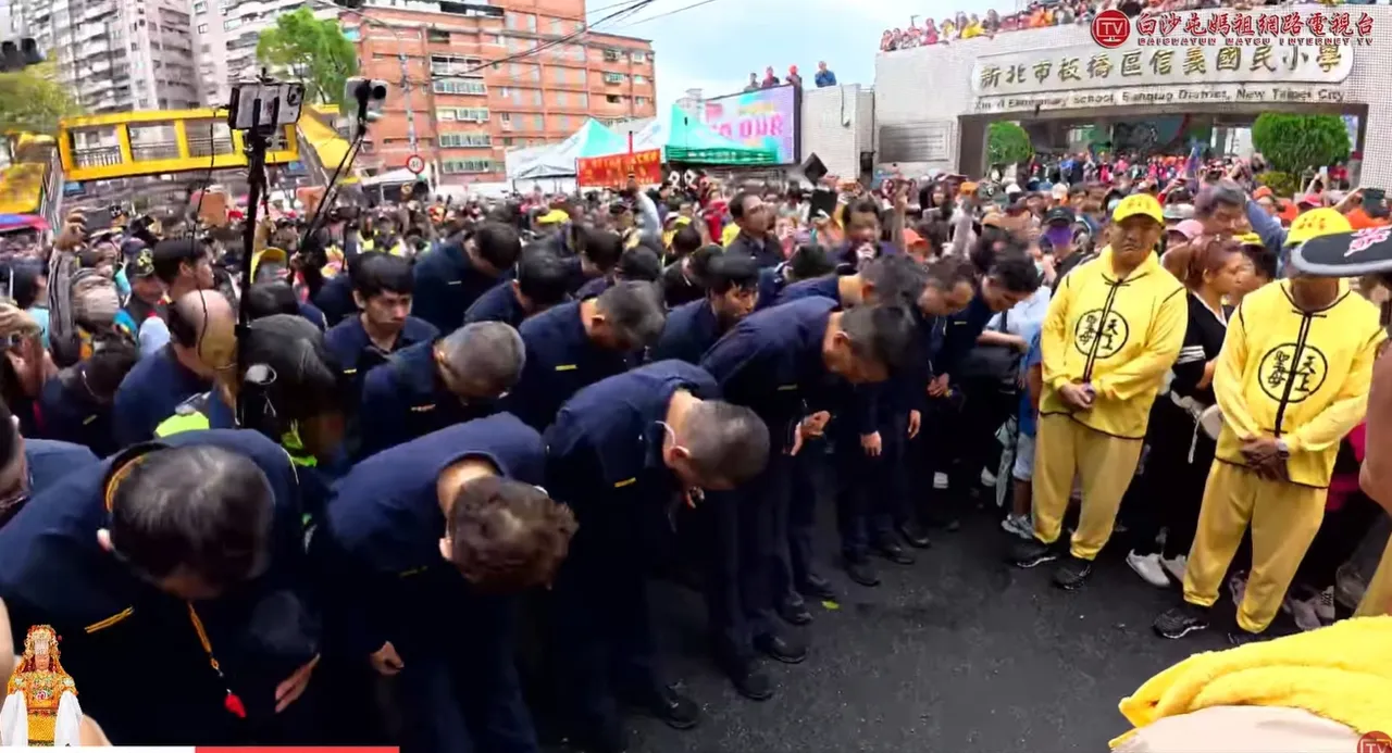 警方鞠躬接驾。翻摄自白沙屯妈祖网路电视台