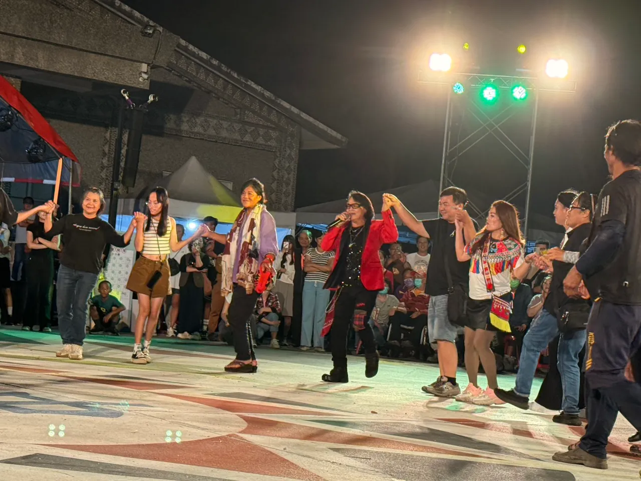 金曲獎、金鐘獎雙料得主沈文程，在晚會中熱情開唱。市府提供