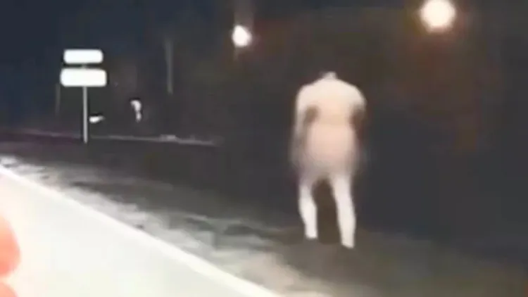 男子安东尼日前在寒冷的冬夜裸奔，让小镇居民误以为是鬼魂游荡。翻摄自《每日星报》