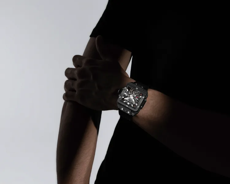 HUBLOT SQUARE BANG 陀飛輪四日動力儲存腕錶，42mm，3D碳纖維錶殼，藍寶石水晶錶盤，黑色立體橡膠錶帶，MHUB6023自製手動上鍊動力儲存鏤空陀飛輪機芯，動力儲存4日，防水深度30米，322萬6000元。品牌提供