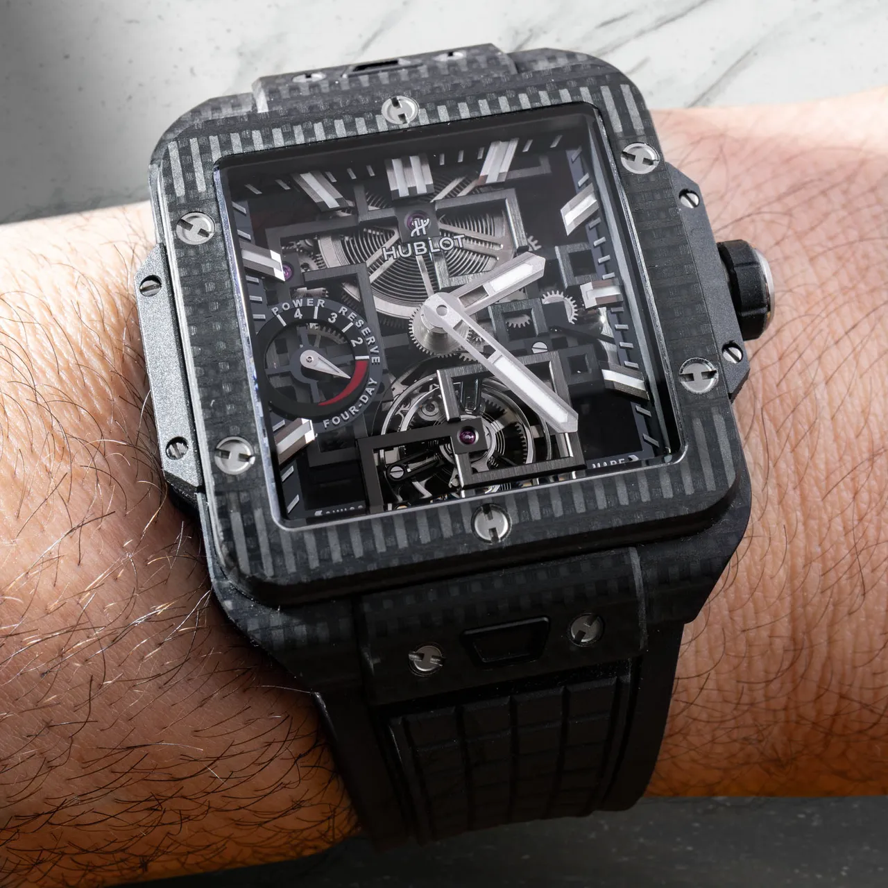 HUBLOT SQUARE BANG 陀飞轮四日动力储存腕表，42mm，3D碳纤维表壳，蓝宝石水晶表盘，黑色立体橡胶表带，MHUB6023自制手动上链动力储存镂空陀飞轮机芯，动力储存4日，防水深度30米，322万6000元。品牌提供