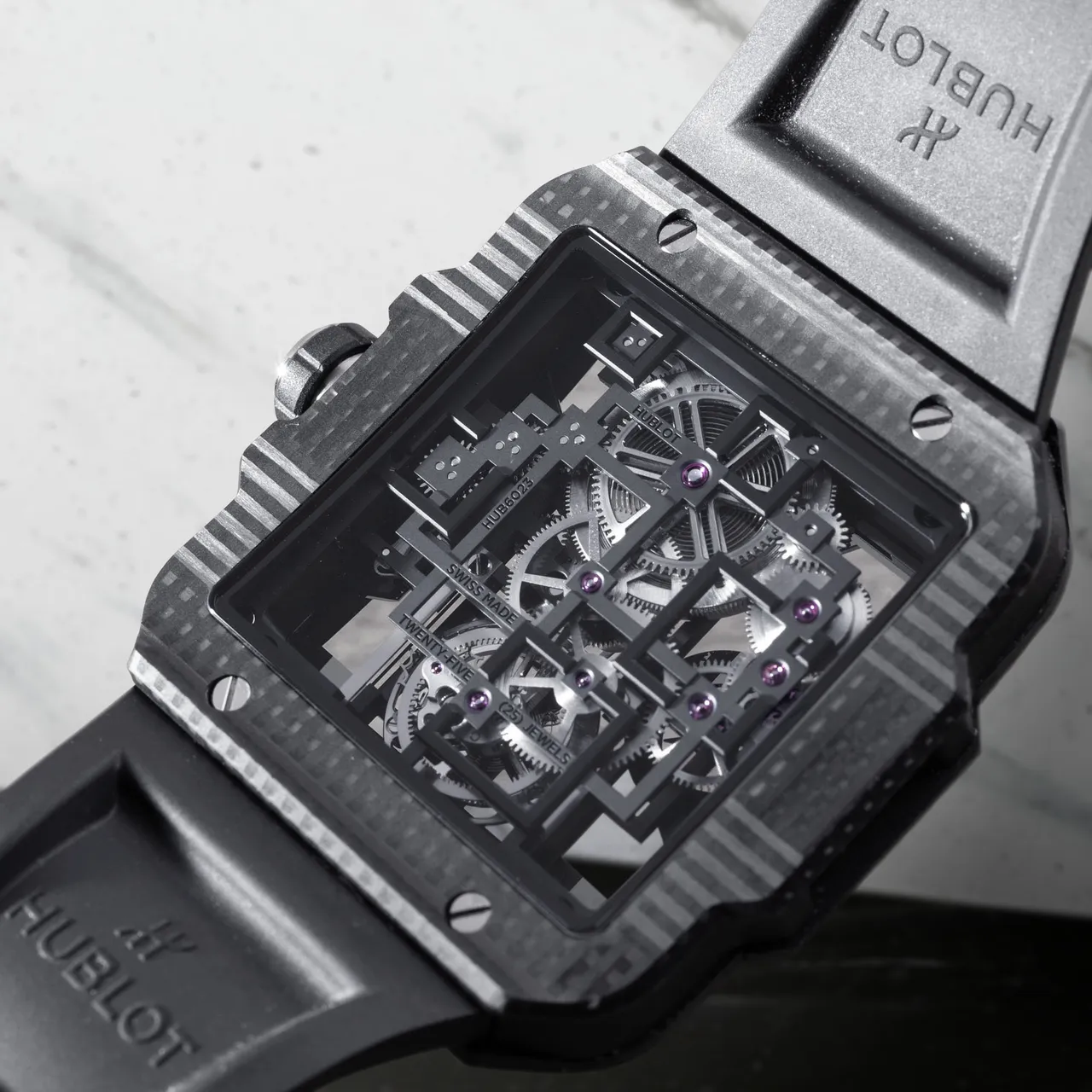 表背的结构美学让人联想到蒙德里安的几何形体。品牌提供