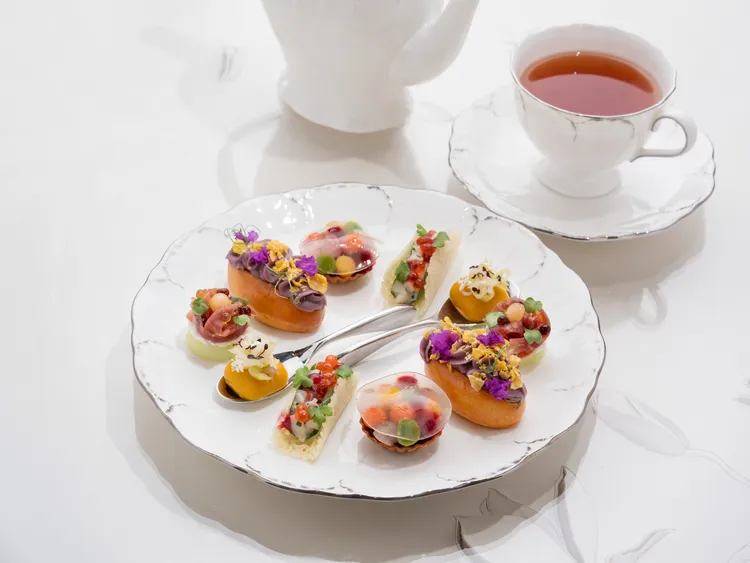 鹹點延續 Natura Bissé 所詮釋的精準之美哲學，主廚以草本蔬食結合鮮甜海韻與奢華食材的細膩平衡，於純粹風味間展演優雅而內蘊的美味層次。台北文華東方酒店提供