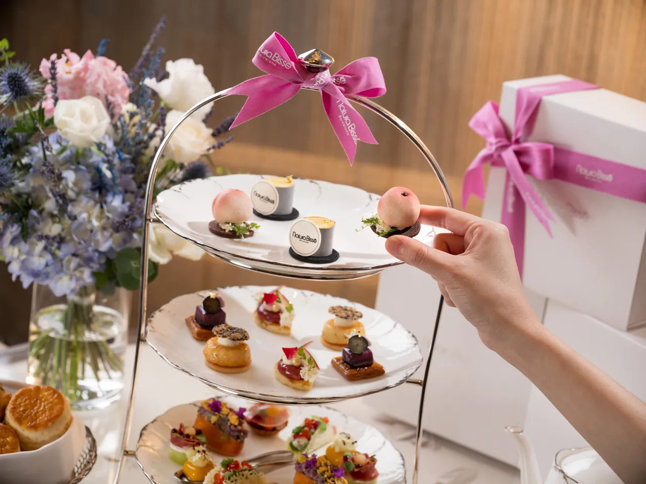 由台北文华东方酒店厨艺团队挥洒巧思，汲取Natura Bissé「A Taste of Beauty」为谬思灵感，缤纷甜点巧妙描绘「花果光韵」花卉与鲜果的香韵与柔美色泽，倾心打造一场感官美学飨宴。台北文华东方酒店提供