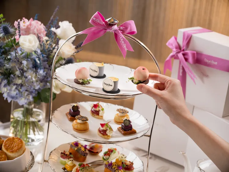 由台北文華東方酒店廚藝團隊揮灑巧思，汲取Natura Bissé「A Taste of Beauty」為謬思靈感，繽紛甜點巧妙描繪「花果光韻」花卉與鮮果的香韻與柔美色澤，傾心打造一場感官美學饗宴。台北文華東方酒店提供