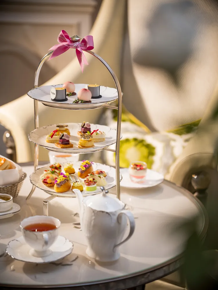 「青隅」擁有著歐式雍容氛圍，秋冬繽紛時節，邀賓客領略如鑽石般綻放的食藝光華，於絢麗光彩流轉間致敬永恆經典。台北文華東方酒店提供