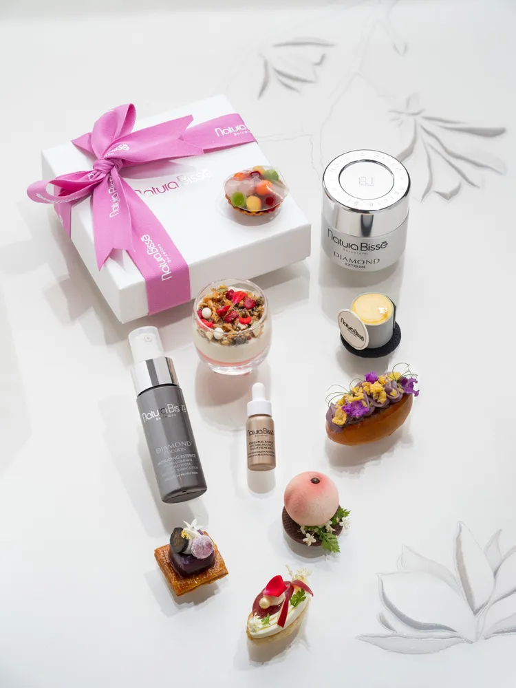 台北文華東方酒店以「A Taste of Beauty」食藝美學共慶品牌「鑽石極緻賦活系列」25週年的璀璨篇章，展演精準平衡與美食的美麗共鳴，賦予肌膚與味感皆由分寸雕琢而成的細膩之美，喚醒午後味蕾的藝術饗宴。台北文華東方酒店提供