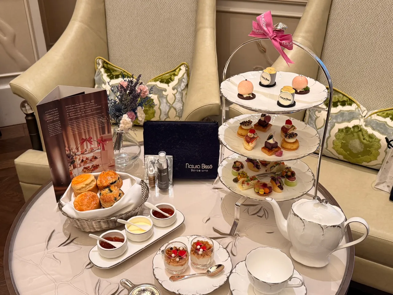 主厨以匠心工艺揉合地中海柔暖香韵，添以时令果物花香与天然香草的馥郁清新，演绎多款蕴含唯美诗意、外型玲珑精致的美点，由内而外皆缤纷可口。陈扬盛摄