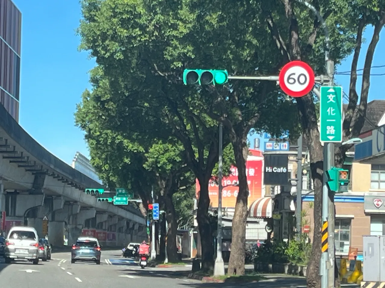 桃园环保局正在评估在智慧灯杆结合声音照相，可固定长期放置，警察局监视及噪音辨识同时进行。翻摄画面