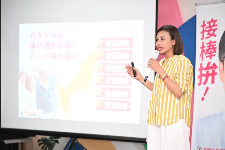 邱议莹承诺，当选市长将加码敬老卡点数，从一年1200点提升到12000点。翻摄画面