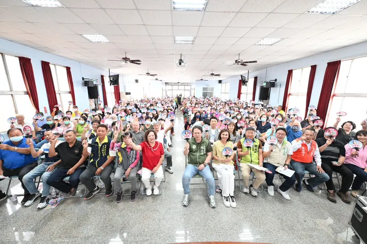 邱議瑩2日於橋頭仕隆社區舉辦「傾聽共贏」座談會。活動現場湧入約500名鄉親。翻攝畫面