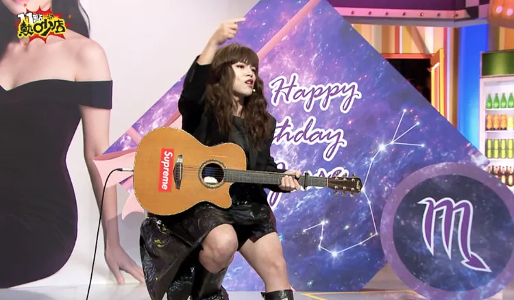 海產自彈自唱示愛歌，博得滿堂彩。TVBS提供