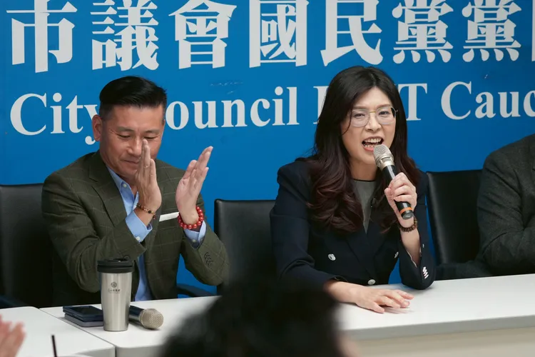 鄭麗文（右）北市議會致詞，點名力讚戴錫欽（左）扛起黨部重任。彭欣偉攝