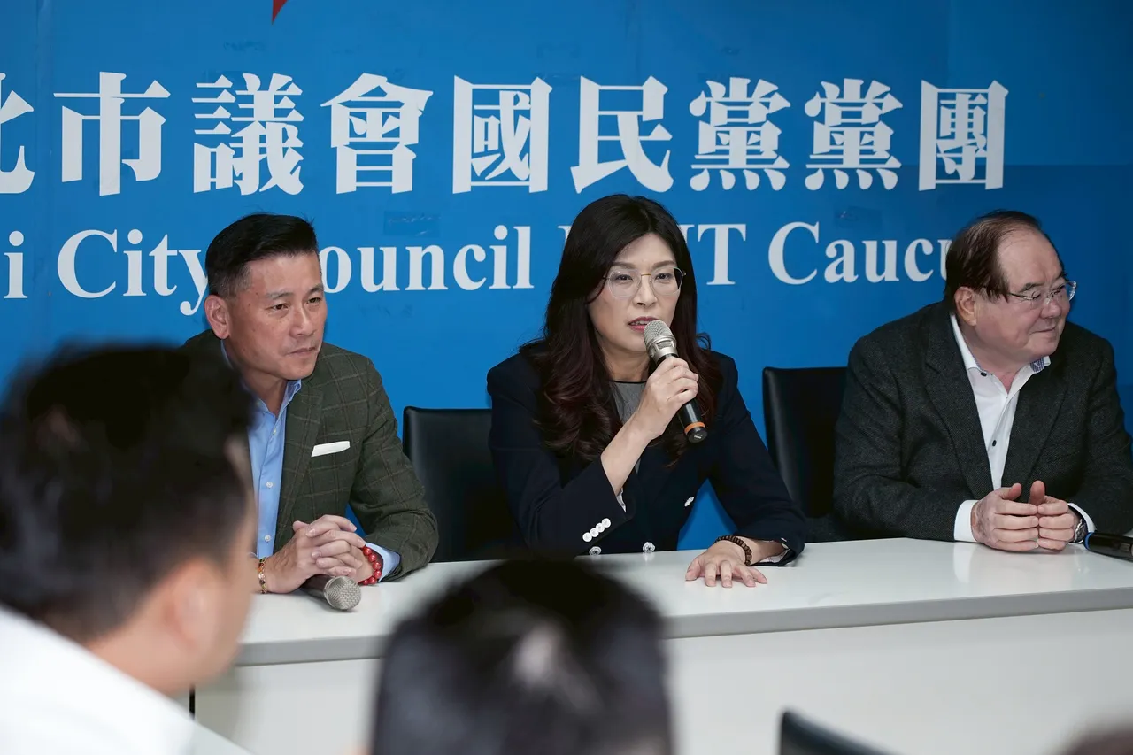 戴錫欽（左）在會中發言，向鄭麗文（中）及李乾龍（右）喊話爭取更多選戰資源。彭欣偉攝