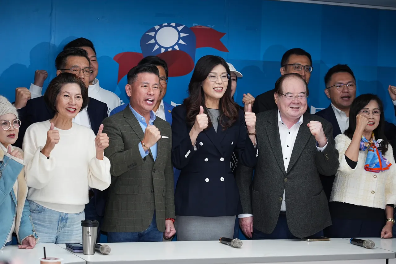 閉門會議前全體喊「勝利」口號。彭欣偉攝