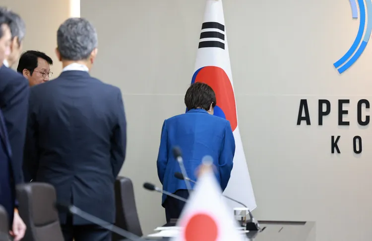 高市早苗向南韩国旗行礼。路透