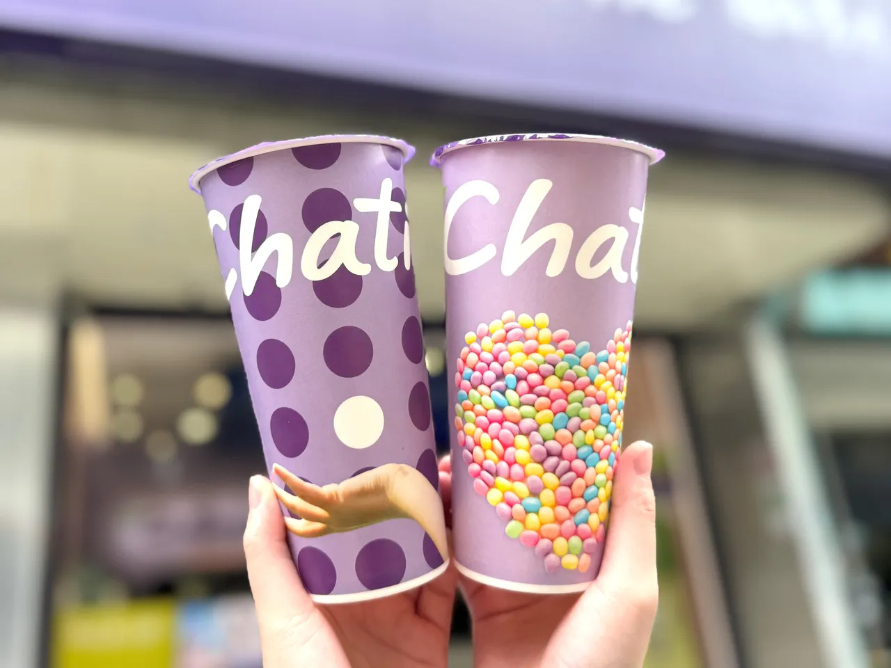 连锁手摇饮品牌日出茶太11/24至11/28推出使用日本静冈抹茶粉调制，茶香浓郁的静冈抹茶拿铁、抹茶红豆汤圆拿铁、紫抹云顶奶盖拿铁三款抹茶系列买一送一。六角国际提供