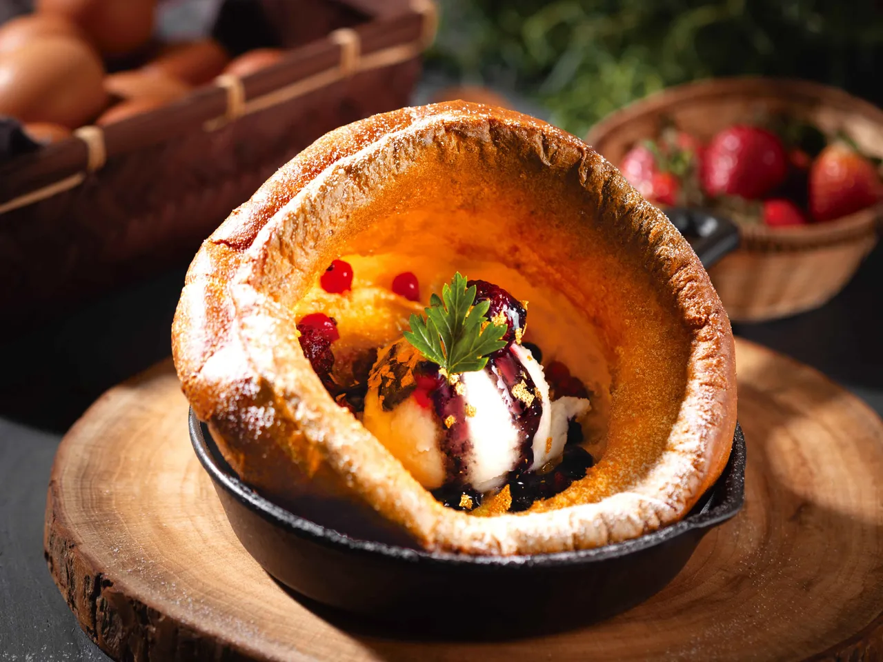 融合英式人文与台湾食材的英格莉莉，即日起至11/28平日推出「两人同行点两份主餐以上，赠铁锅松饼乙份」活动。六角国际提供