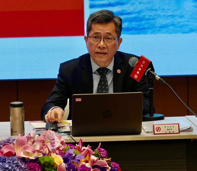 华南金控(2880)今召开法说会，华南金控总经理李耀卿表示，金控从2023年起首度启动3年转型，聚焦提升集团获利品质、提高EPS，今年是最后一年，执行成效良好，年底将进行完整检视。华南金控提供