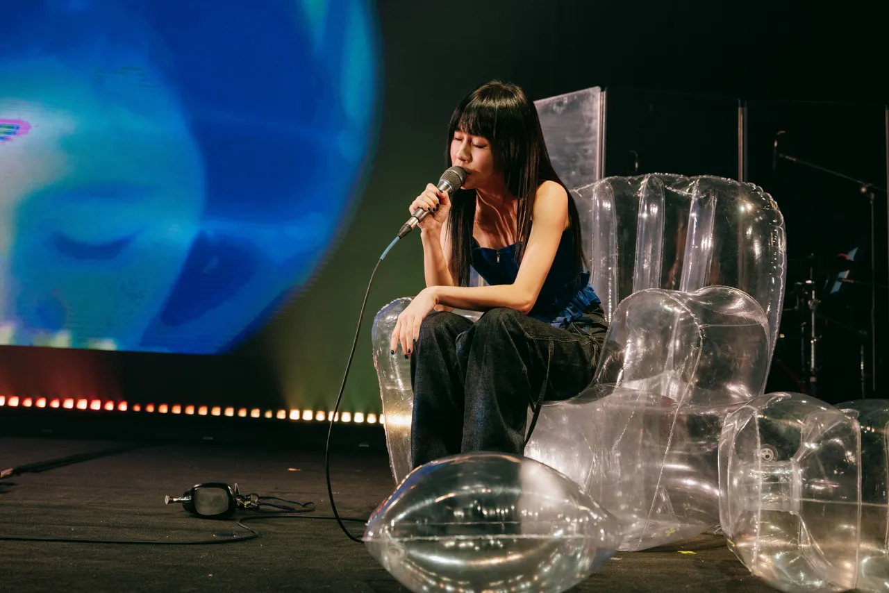 白安想起过世的父亲,忍不住哽咽。相信音乐提供