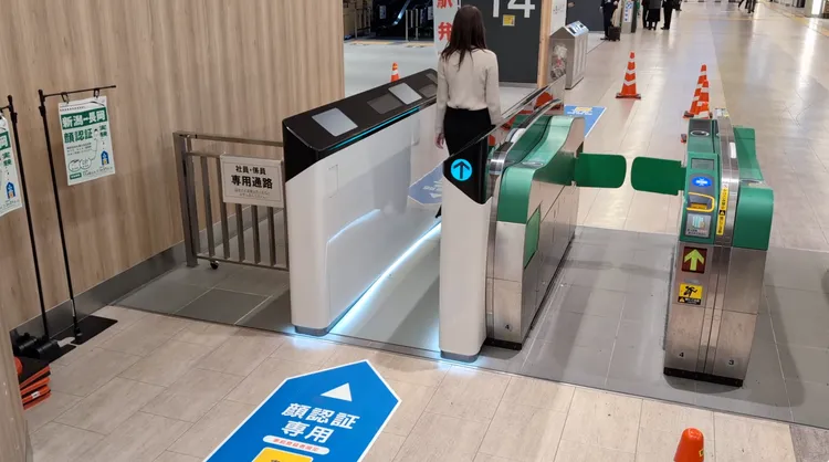JR东日本在长冈站设置人脸辨识验票闸门，旅客可不掏票、不停步直接通行，系统会自动比对脸部特征完成验票。Impress Watch YouTube