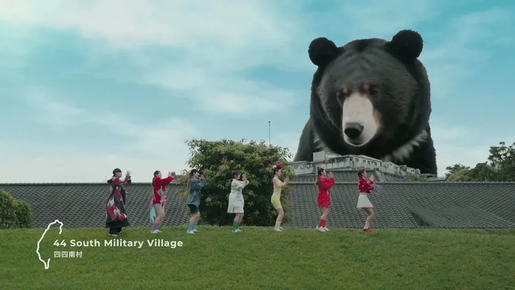 四四南村場景被加上台灣黑熊。翻攝自韓勾ㄟ金針菇Youtube