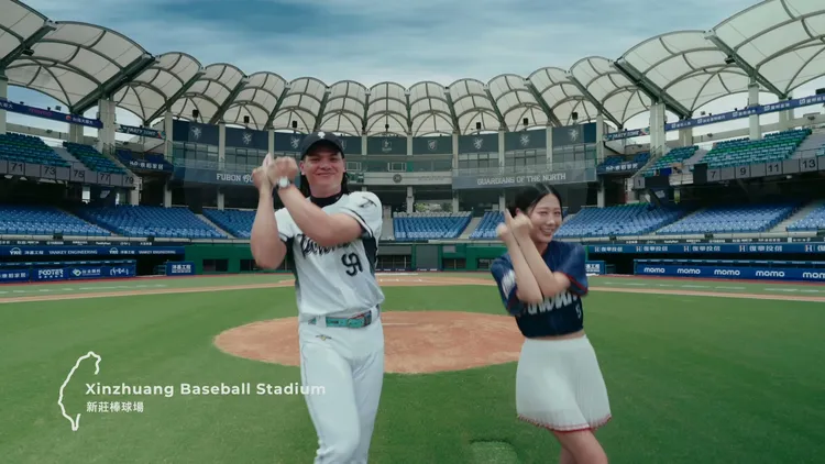 張育成與金針菇在新莊棒球場跳舞。翻攝自韓勾ㄟ金針菇Youtube