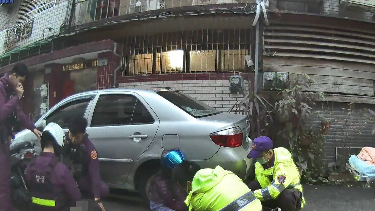 林女頭暈腳軟，警方通報救護人員到場檢視。桃園警分局提供