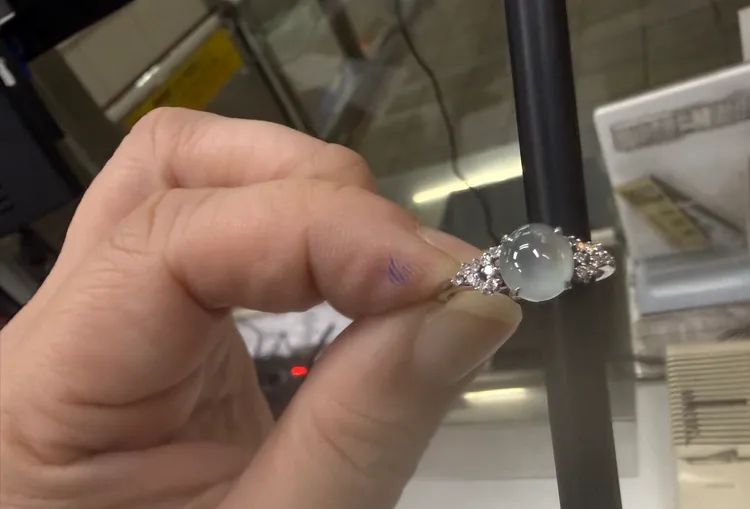 翡翠戒指隔天被晚班人员在月台寻获。翻摄画面