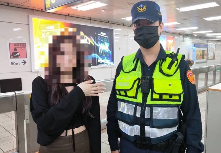 翡翠戒指隔天被晚班人員在月台尋獲。翻攝畫面