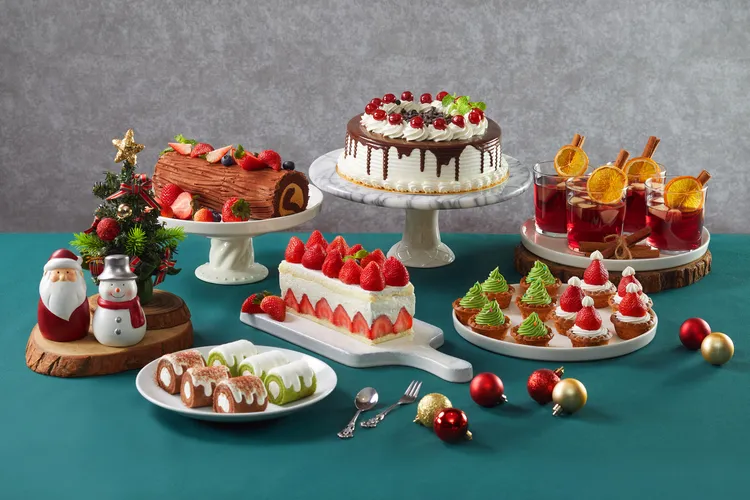 季節甜點琳瑯羅列，樹幹蛋糕、聖誕老人草莓塔、聖誕樹抹茶塔、奶油蛋糕卷個個療癒吸睛。業者提供