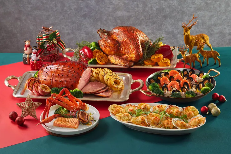 熱食區集結焗烤扇貝、西班牙海鮮飯等多國人氣料理。週五晚餐、週六日及特殊節日還有「聖誕火雞」、「香料火腿」輪番上桌，每人再享包含松葉蟹腳在內的「海鮮拼盤」一份。業者提供